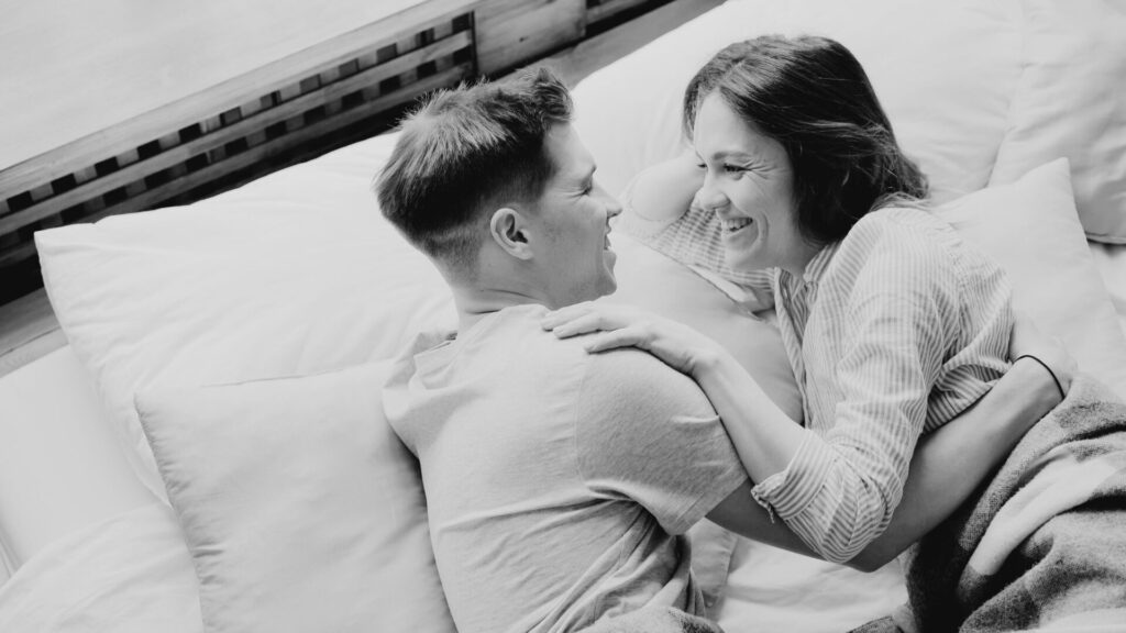 スキンシップを大事にしている夫婦の画像