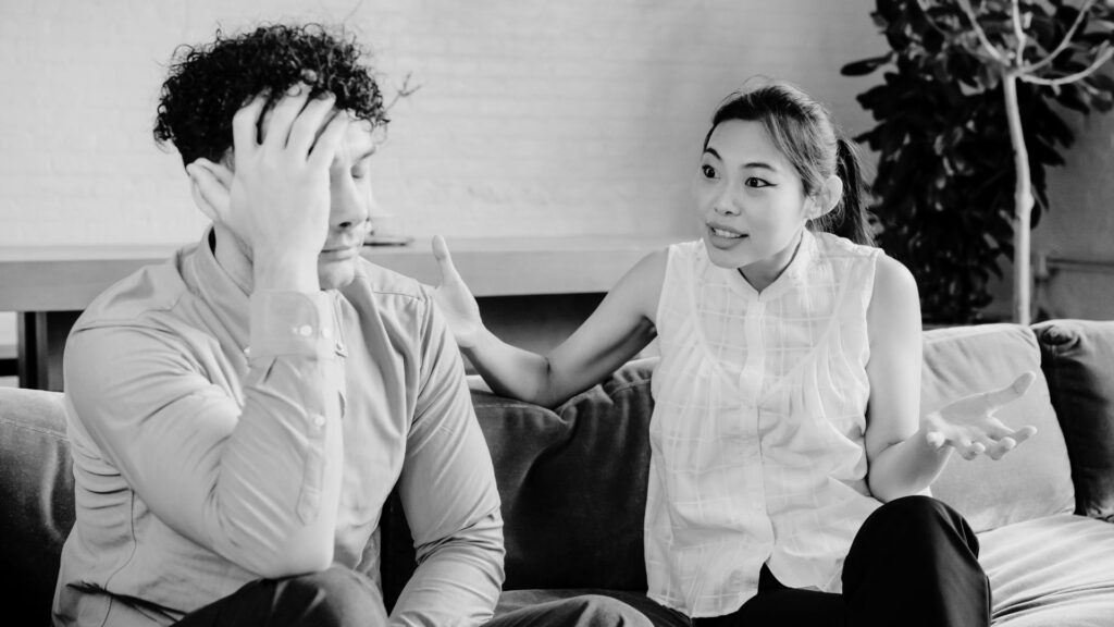 夫婦のコミュニケーションがすれ違い、不満の様子を表している