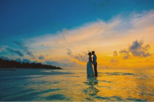ビーチでキスをする結婚したての夫婦。このような特別な日に夜の営みをするなどといったセックスを必要以上に特別にする風潮があります。