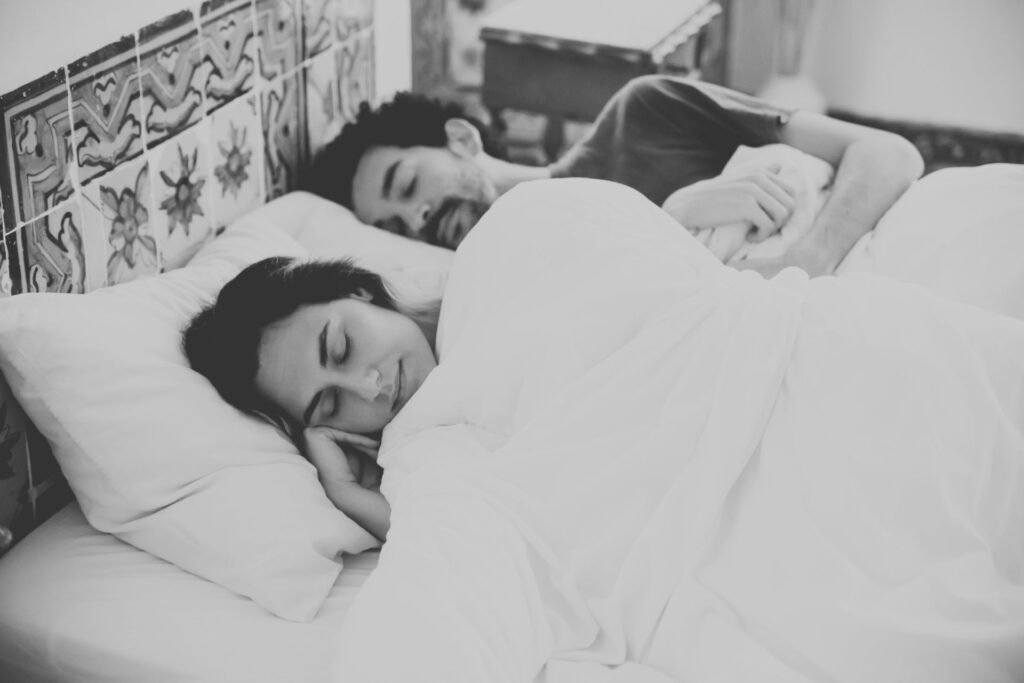 睡眠を大事にしている夫婦やカップルの様子