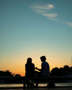話し合っている夫婦・カップル。恋愛においてコミュニケーションはとても大事です。